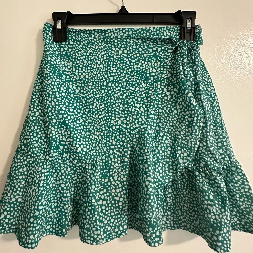 NWOT Small SHEIN Green and White Skirt